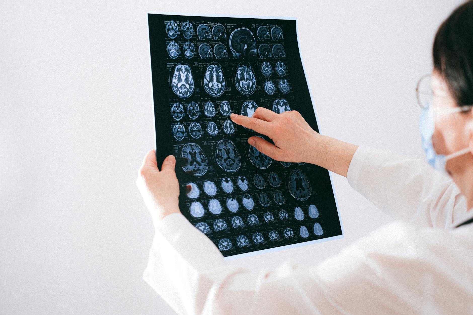 Osoba badająca wyniki badań krwi, skutki stresu chronicznego na serce i krew